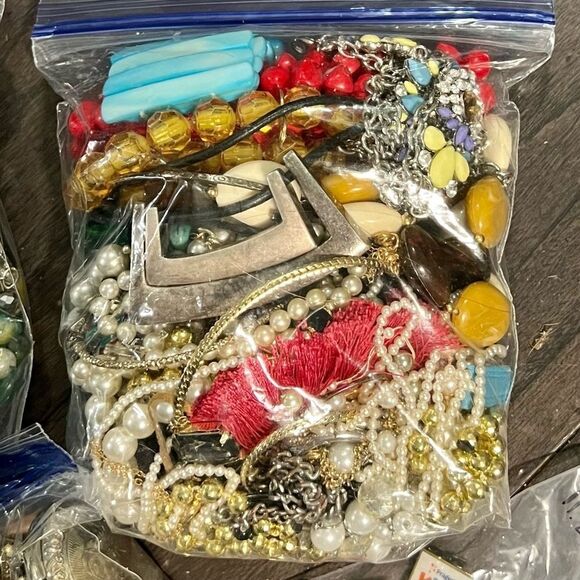 3 LB “BOTTOM OF BOX” MYSTERY JEWELRY LOT~ Hidden treasures from Jewelry Haul - Picture 5 of 11